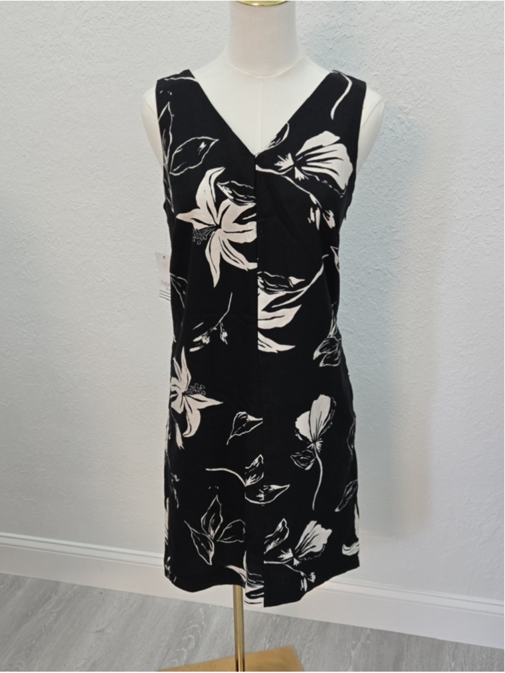 NWT Black & White Floral V-Neck Mini Dress